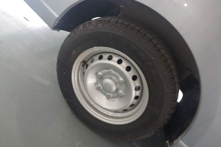 Used Wuling Yangguang 2024 300KM Comfort Version Passenger Van 75kW Right Rear Wheel Hub
