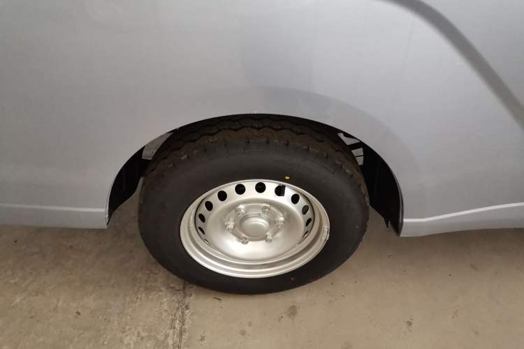 Used Wuling Yangguang 2024 300KM Comfort Version Passenger Van 75kW Right Rear Wheel Hub