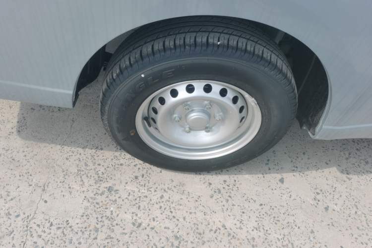 Used Wuling Yangguang 2024 300KM Comfort Version Passenger Van 75kW Right Rear Wheel Hub