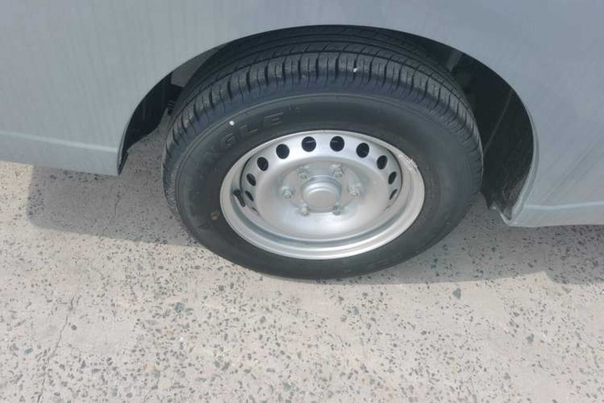 Used Wuling Yangguang 2024 300KM Comfort Version Passenger Van 75kW Right Rear Wheel Hub