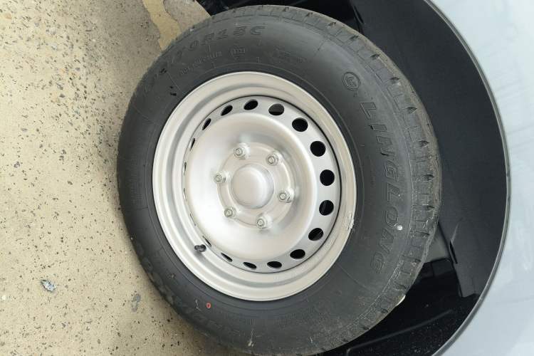 Used Wuling Yangguang 2024 300KM Comfort Version Passenger Van 75kW Right Rear Wheel Hub