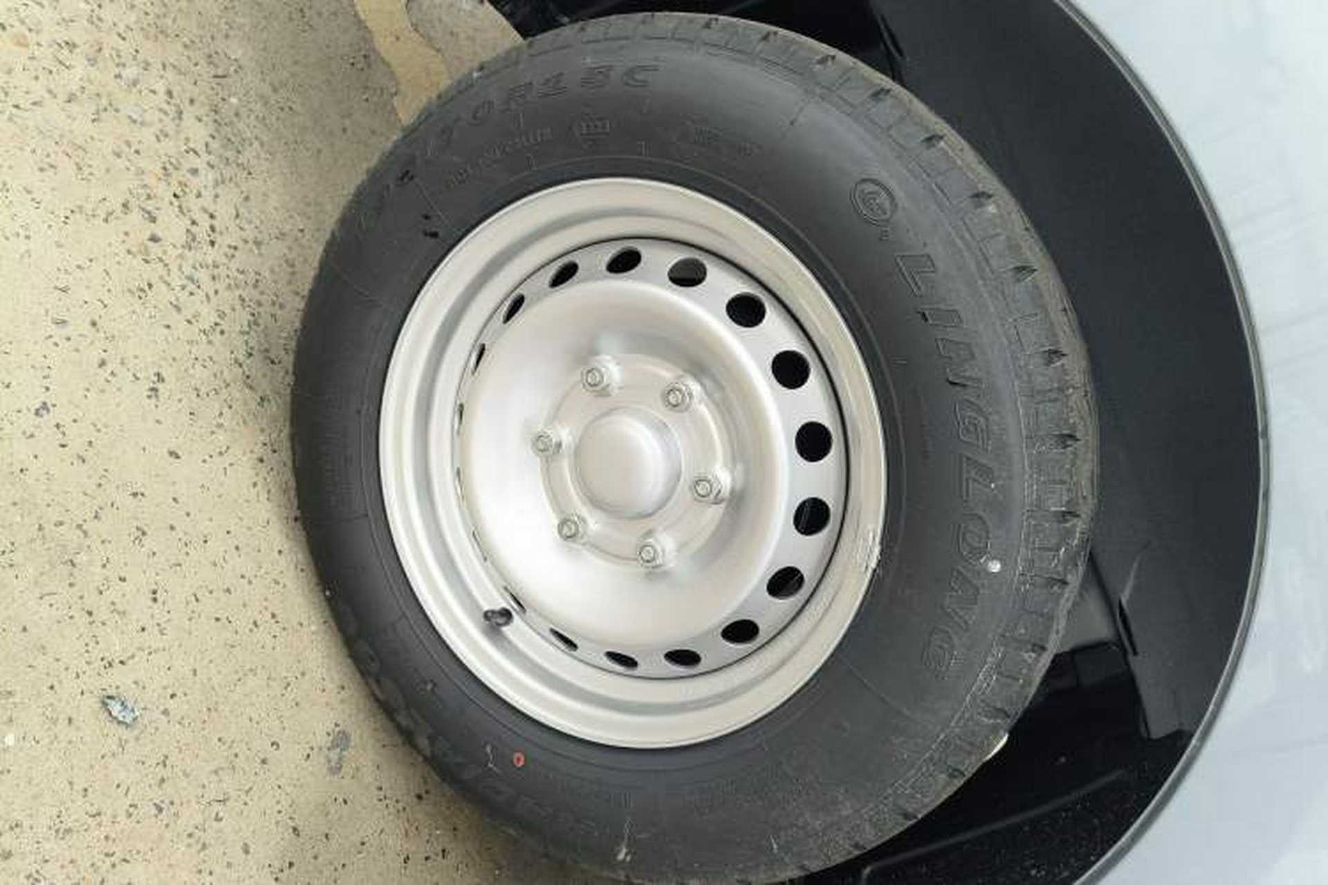 Used Wuling Yangguang 2024 300KM Comfort Version Passenger Van 75kW Right Rear Wheel Hub