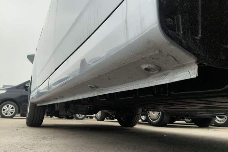 Used Wuling Yangguang 2024 300KM Comfort Version Passenger Van 75kW Right Side Sill
