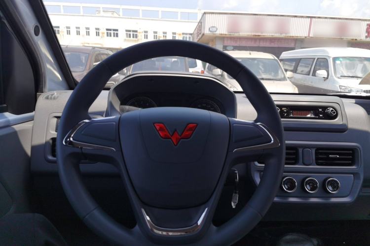 Used Wuling Yangguang 2024 300KM Comfort Version Passenger Van 75kW Steering Wheel