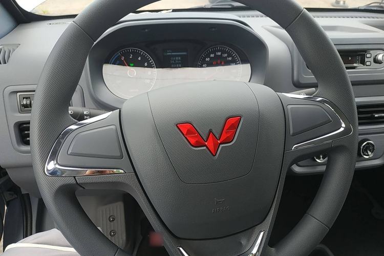 Used Wuling Yangguang 2024 300KM Comfort Version Passenger Van 75kW Steering Wheel