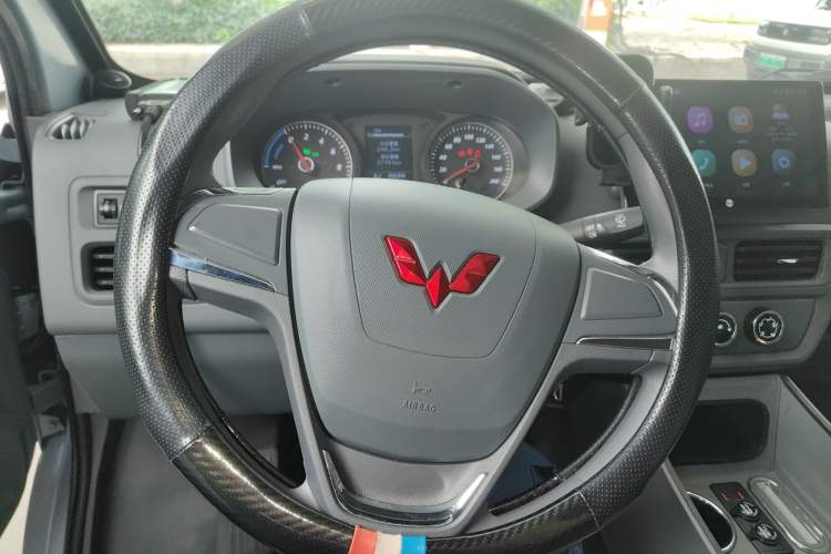 Used Wuling Yangguang 2024 300KM Comfort Version Passenger Van 75kW Steering Wheel