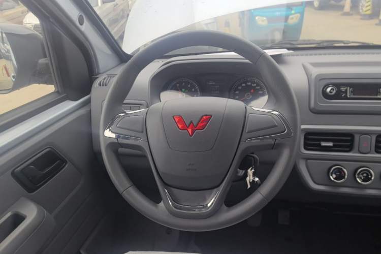 Used Wuling Yangguang 2024 300KM Comfort Version Passenger Van 75kW Steering Wheel