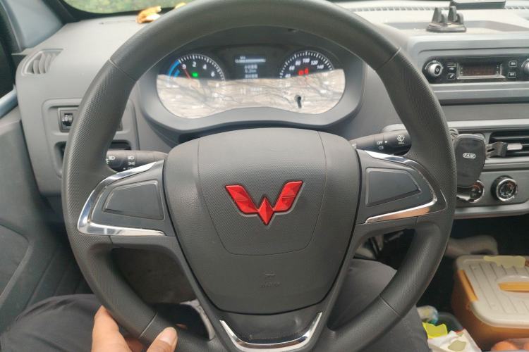 Used Wuling Yangguang 2024 300KM Comfort Version Passenger Van 75kW Steering Wheel