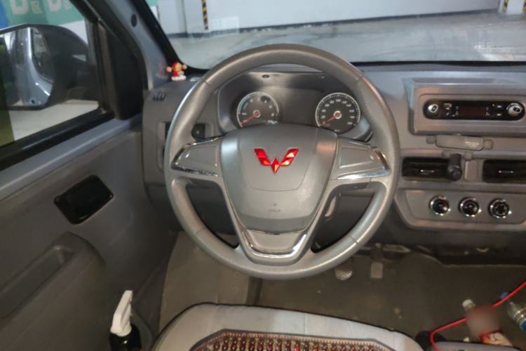 Used Wuling Yangguang 2024 300km Comfort-Grade Passenger Van 60kW Steering Wheel