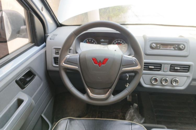 Used Wuling Yangguang 2024 300KM Comfort Version Passenger Van 75kW Steering Wheel