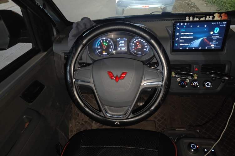 Used Wuling Yangguang 2024 300KM Comfort Version Passenger Van 75kW Steering Wheel