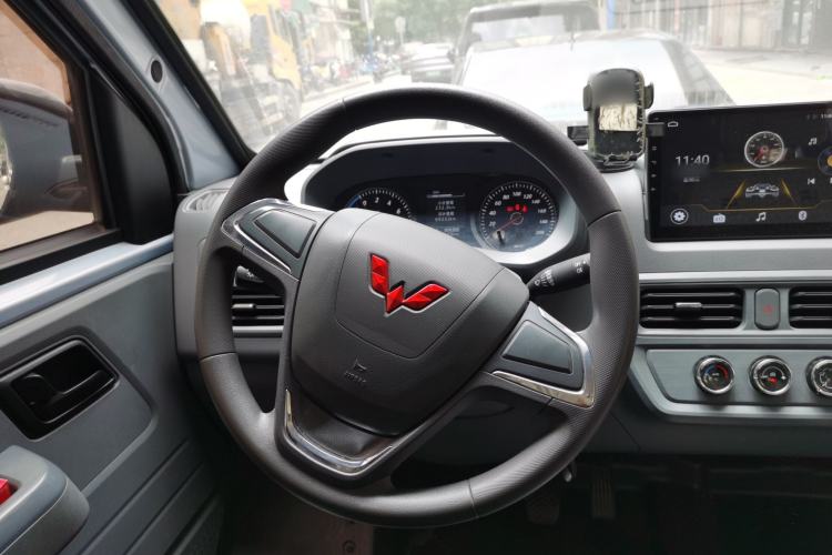 Used Wuling Yangguang 2024 300KM Comfort Version Passenger Van 75kW Steering Wheel