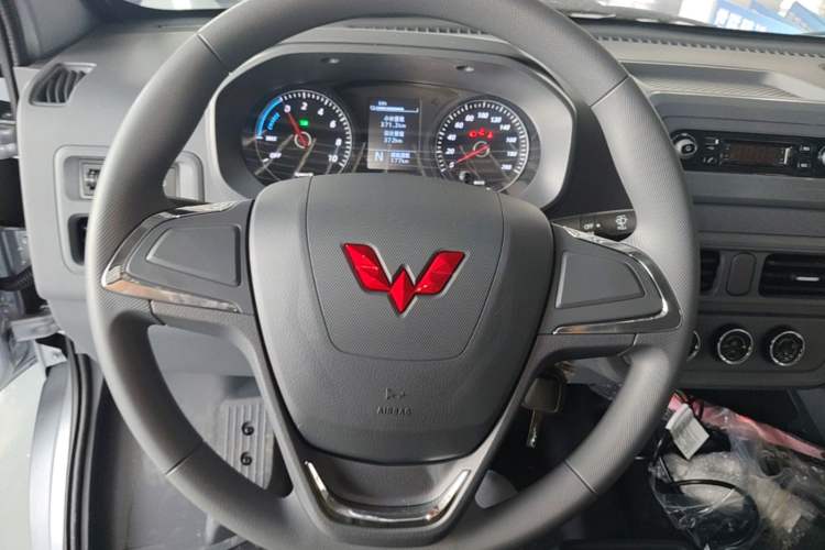 Used Wuling Yangguang 2024 300KM Comfort Version Passenger Van 75kW Steering Wheel