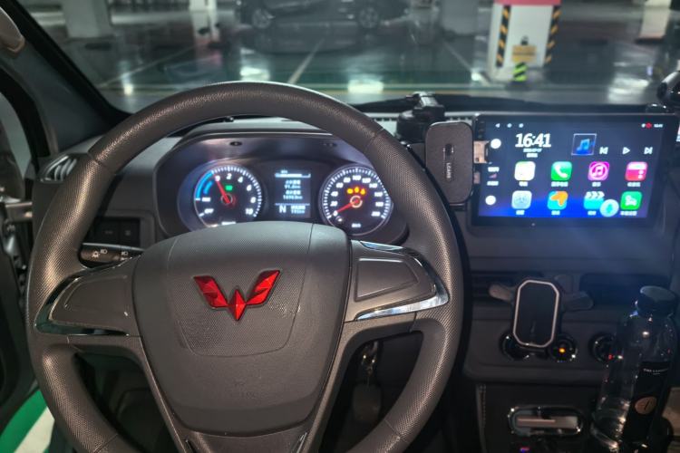Used Wuling Yangguang 2024 300KM Comfort Version Passenger Van 75kW Steering Wheel