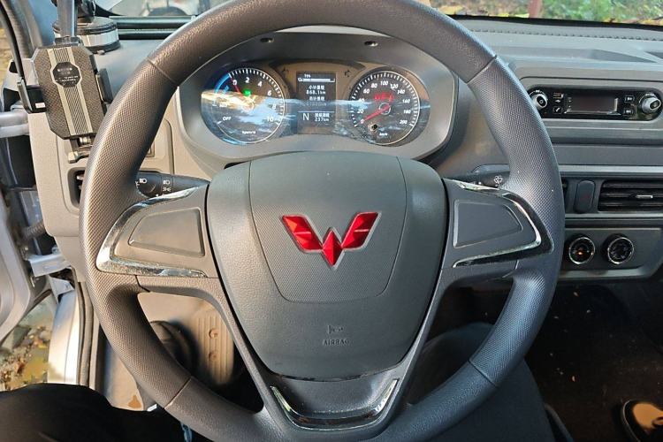Used Wuling Yangguang 2024 300km Comfort-Grade Passenger Van 60kW Steering Wheel