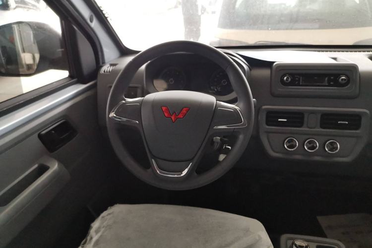 Used Wuling Yangguang 2024 300KM Comfort Version Passenger Van 75kW Steering Wheel