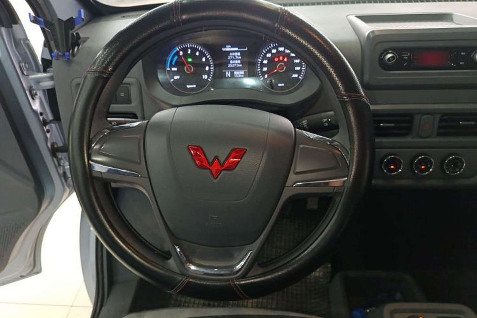 Used Wuling Yangguang 2024 300KM Comfort Version Passenger Van 75kW Steering Wheel