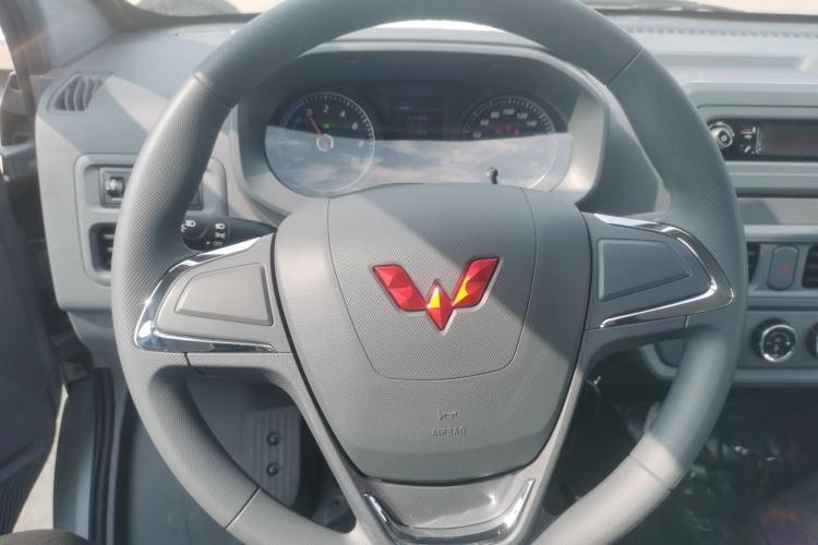 Used Wuling Yangguang 2024 300KM Comfort Version Passenger Van 75kW Steering Wheel