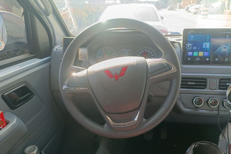 Used Wuling Yangguang 2024 300KM Comfort Version Passenger Van 75kW Steering Wheel