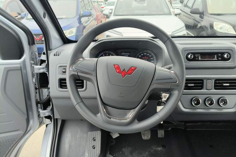 Used Wuling Yangguang 2024 300KM Comfort Version Passenger Van 75kW Steering Wheel