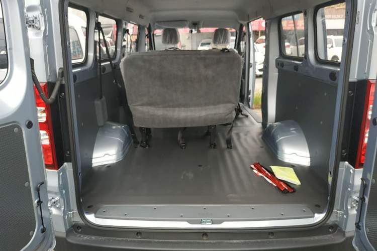 Used Wuling Yangguang 2024 300KM Comfort Version Passenger Van 75kW Trunk