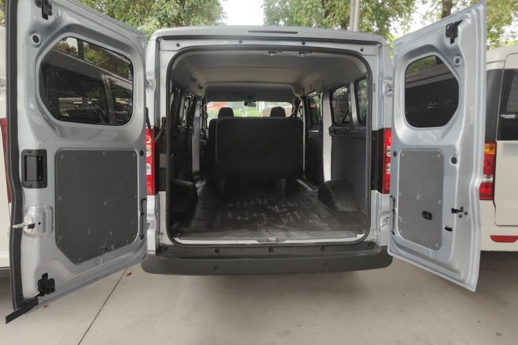 Used Wuling Yangguang 2024 300KM Comfort Version Passenger Van 75kW Trunk