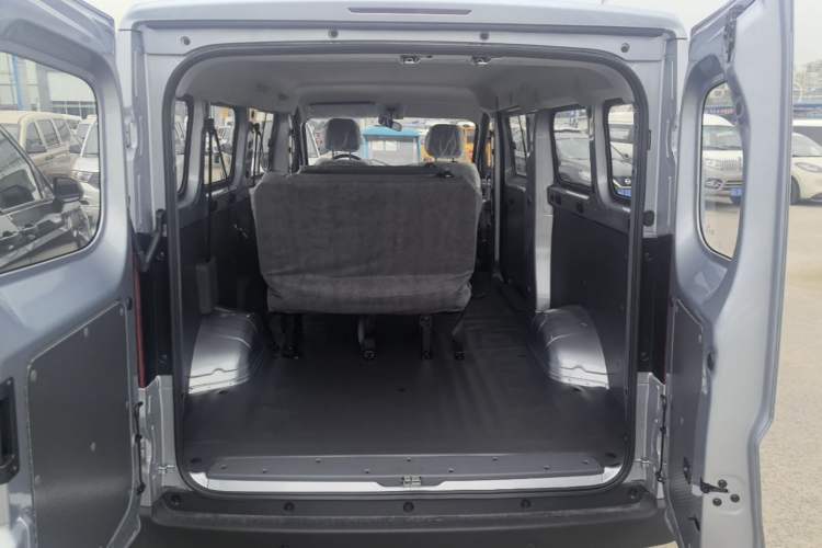 Used Wuling Yangguang 2024 300KM Comfort Version Passenger Van 75kW Trunk