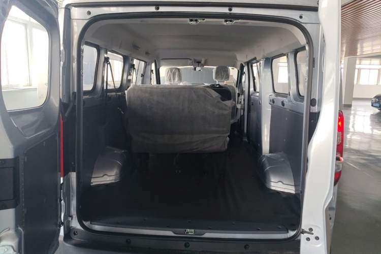 Used Wuling Yangguang 2024 300KM Comfort Version Passenger Van 75kW Trunk