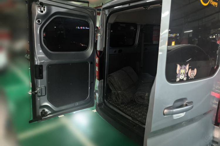 Used Wuling Yangguang 2024 300KM Comfort Version Passenger Van 75kW Trunk