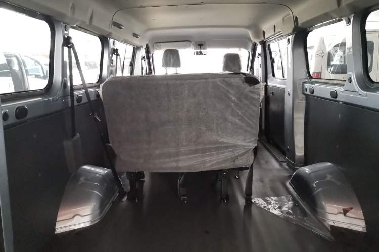 Used Wuling Yangguang 2024 300KM Comfort Version Passenger Van 75kW Trunk