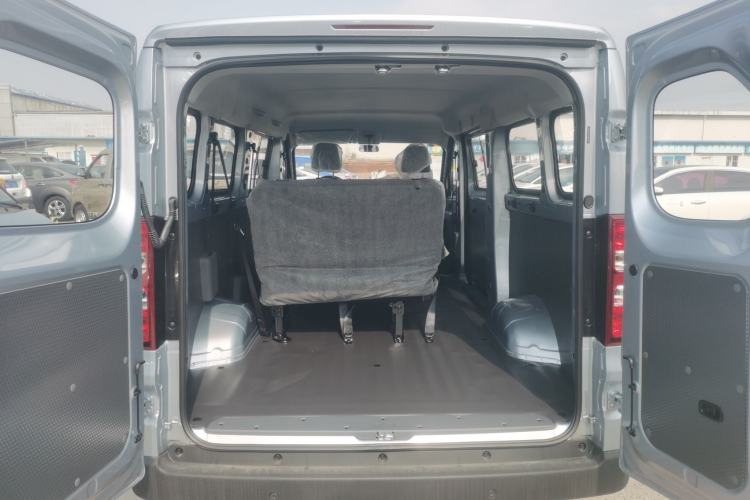 Used Wuling Yangguang 2024 300KM Comfort Version Passenger Van 75kW Trunk