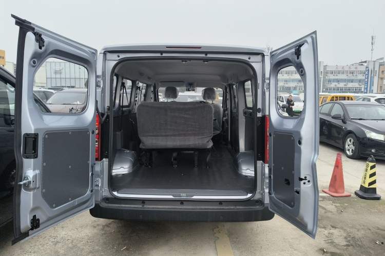 Used Wuling Yangguang 2024 300KM Comfort Version Passenger Van 75kW Trunk