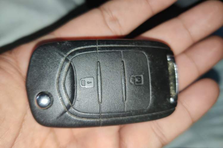Used Wuling Yangguang 2024 300km Comfort-Grade Passenger Van 60kW Vehicle Key