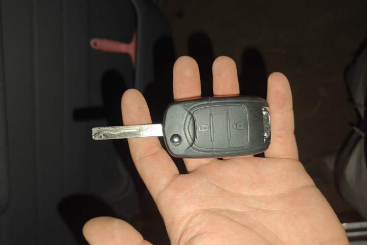 Used Wuling Yangguang 2024 300KM Comfort Version Passenger Van 75kW Vehicle Key