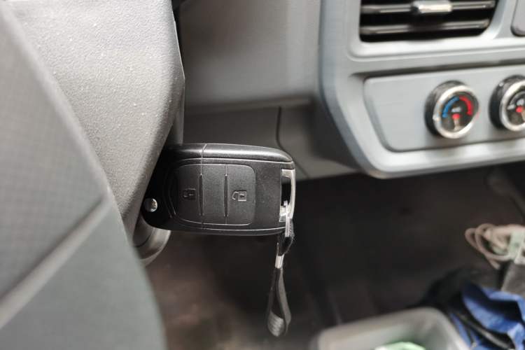 Used Wuling Yangguang 2024 300KM Comfort Version Passenger Van 75kW Vehicle Key