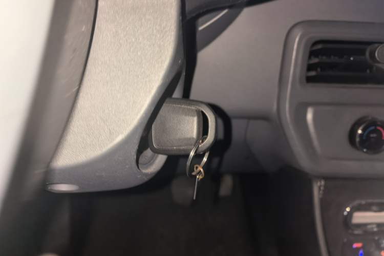 Used Wuling Yangguang 2024 300KM Comfort Version Passenger Van 75kW Vehicle Key