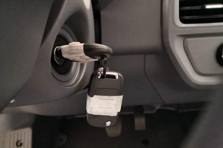 Used Wuling Yangguang 2024 300KM Comfort Version Passenger Van 75kW Vehicle Key