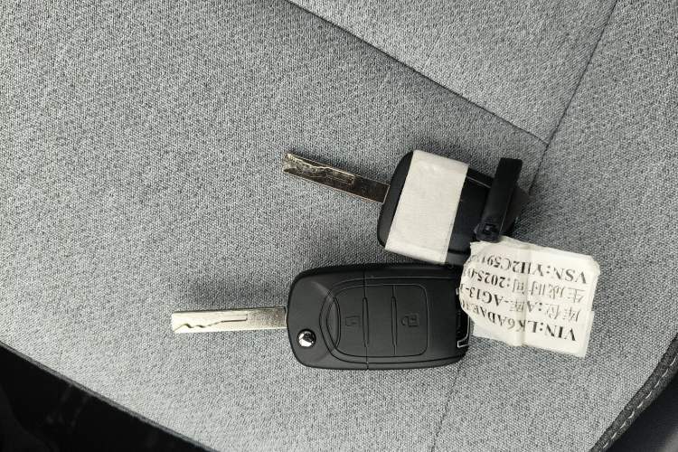 Used Wuling Yangguang 2024 300KM Comfort Version Passenger Van 75kW Vehicle Key