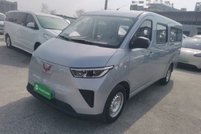 Used Wuling Yangguang 2024 300KM Comfort Version Passenger Van 75kW