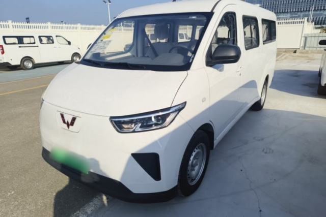 Used Wuling Yangguang 2024 300KM Comfort Version Passenger Van 75kW