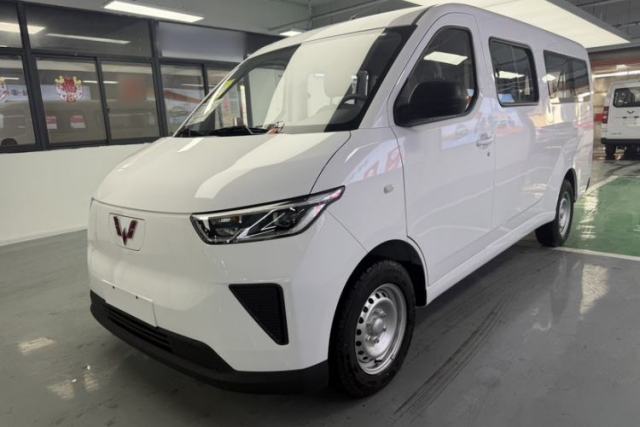 Used Wuling Yangguang 2024 300KM Comfort Version Passenger Van 75kW