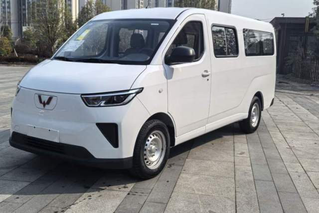 Used Wuling Yangguang 2024 300KM Comfort Version Passenger Van 75kW