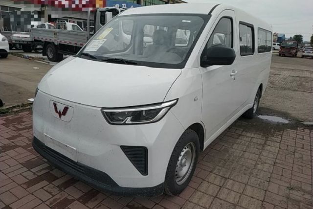 Used Wuling Yangguang 2024 300KM Comfort Version Passenger Van 75kW