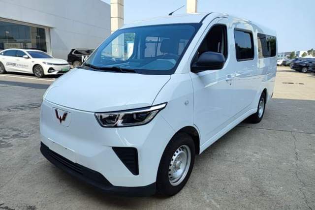 Used Wuling Yangguang 2024 300KM Comfort Version Passenger Van 75kW