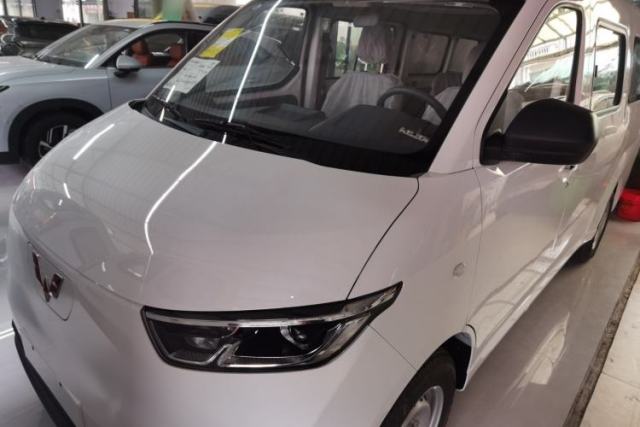 Used Wuling Yangguang 2024 300KM Comfort Version Passenger Van 75kW