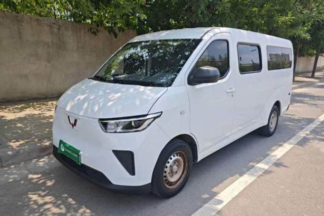 Used Wuling Yangguang 2024 300KM Comfort Version Passenger Van 75kW