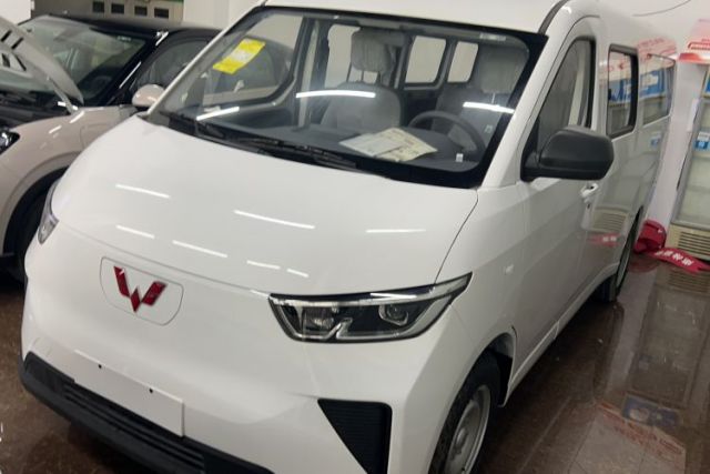 Used Wuling Yangguang 2024 300KM Comfort Version Passenger Van 75kW