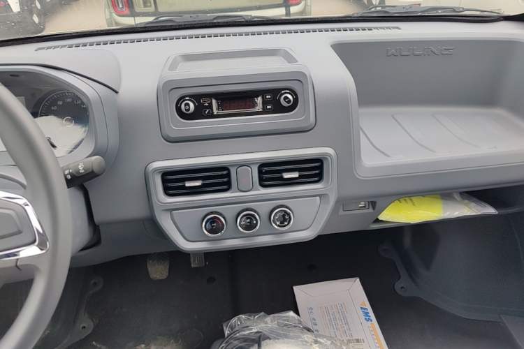 Used Wuling Yangguang 2024 300KM Comfort Version Passenger Van 75kW Audio And AC Panel