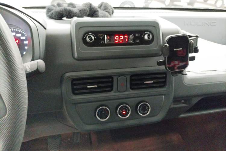 Used Wuling Yangguang 2024 300km Range Practical Window-Sealed Version 60kW Audio And AC Panel