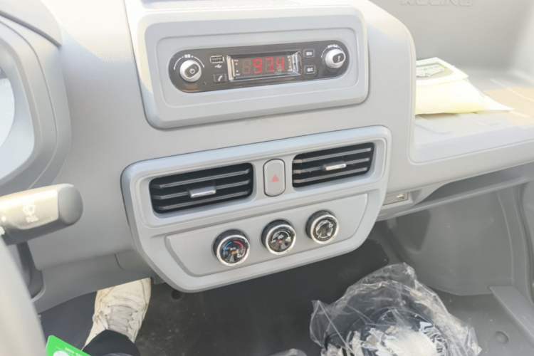 Used Wuling Yangguang 2024 300KM Comfort Version Passenger Van 75kW Audio And AC Panel